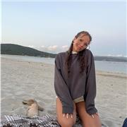 Soy una chica alegre y con ganas de ayudar a los niños a que entiendan lo que en clase no pueden, apoyarles en su aprendizaje